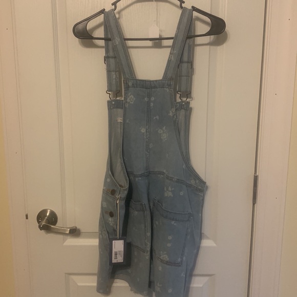 #11 Universal Thread Woman’s Overalls Shorts size 8 - Picture 2 of 2